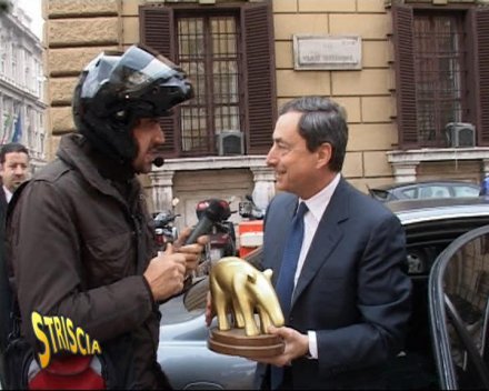 Immagine di Tapiro d'Oro per il governatore della Banca d'Italia Draghi - Scopri su Televisione